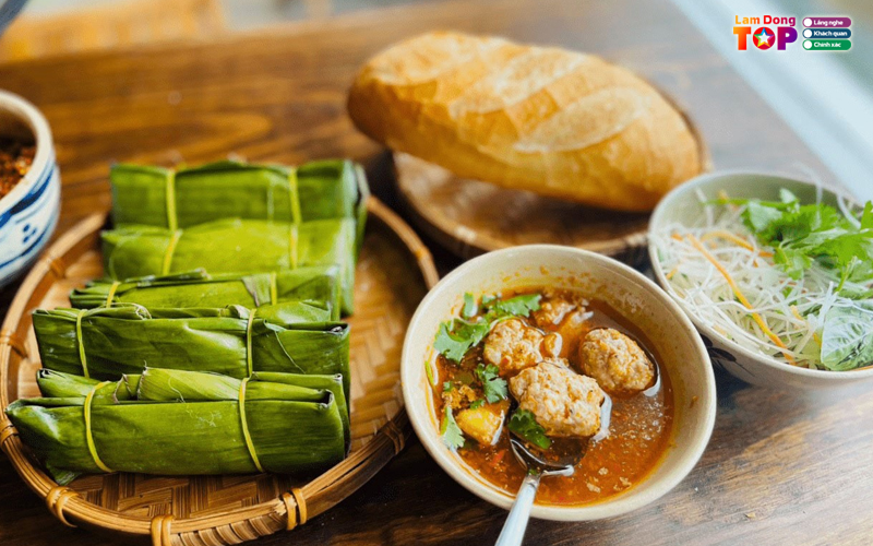 Banh-mi-xiu-mai-nga-lamdongtoplist-2