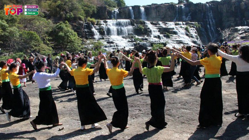 Kham-pha-net-truyen-thong-doc-dao-cua-le-hoi-thac-pongour