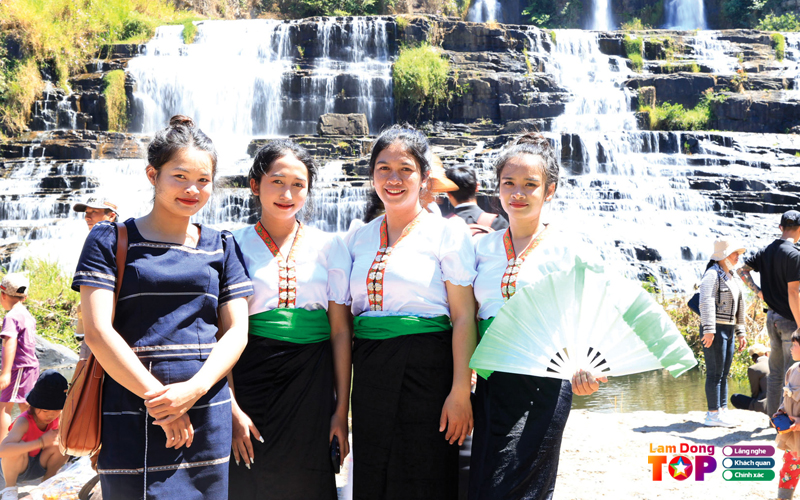 Le-hoi-thac-pongour-1