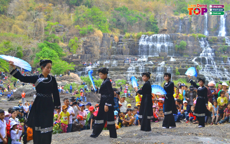 Le-hoi-thac-pongour-2