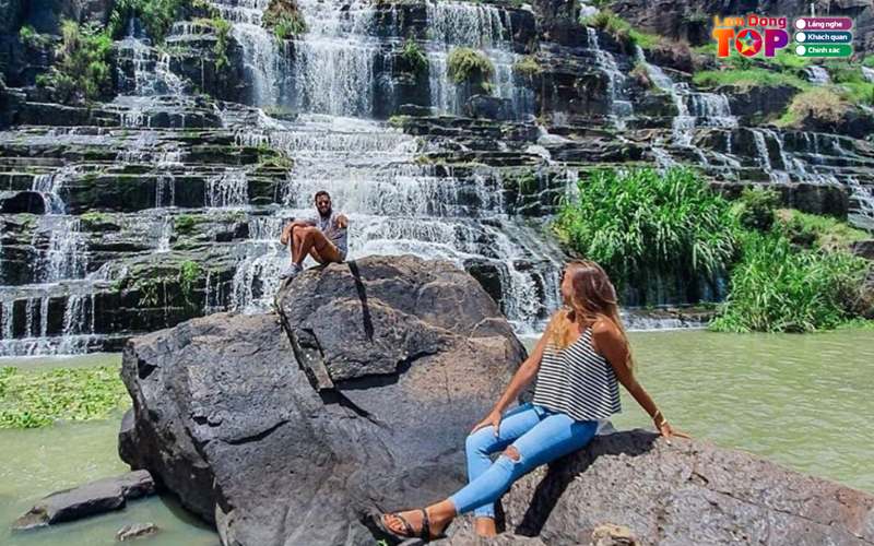 Le-hoi-thac-pongour-3