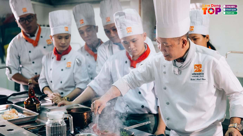 Top-5-dia-chi-hoc-pha-che-lam-dong-uy-tin-giao-vien-tam-huyet