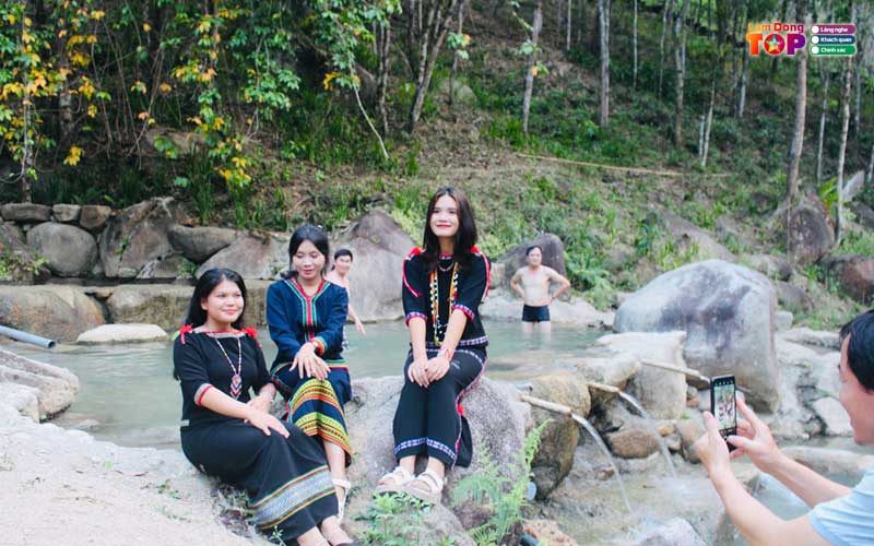 Suoi-khoang-nong-daana-chon-binh-yen-cho-suc-khoe-va-tinh-than-2