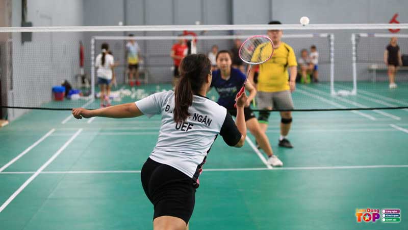 Hoc-cau-long-o-lam-dong